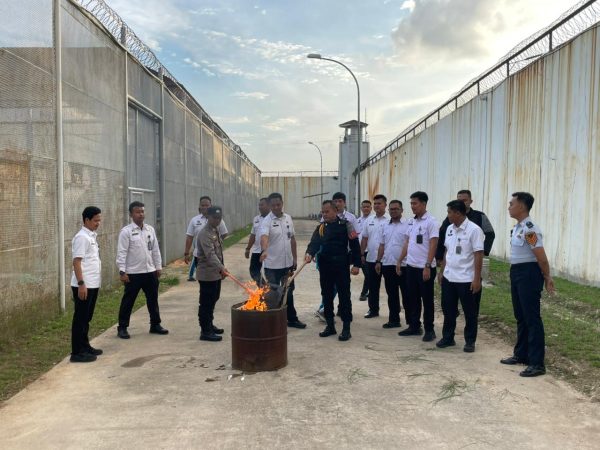 Komitmen Jaga Keamanan dan Ketertiban, Rutan Batam Laksanakan Pemusnahan Barang Bukti Hasil Razia