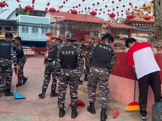 Sambut Imlek 2577 Kongzili, Lanal Tanjung Balai Karimun Bersihkan Vihara Cetya Vidya Sagara