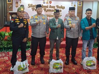 Kapolda Kepri Serahkan Bantuan Sembako kepada Ormas, OKP, BEM dan Cipayung Plus di Safari Ramadan