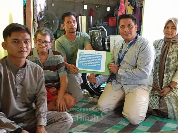 PT TIMAH Serahkan Bantuan Kursi Roda untuk Warga Teluk Radang, Ringankan Aktivitas Sehari-hari