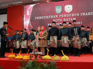 Amsakar Kukuhkan Ketua dan Pengurus IWAKUSI Batam, Erlita Kembali Jadi Ketua