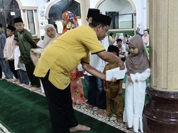 Momentum 10 Muharam, Camat Siantan Berbagi Kebahagiaan Bersama Anak Yatim