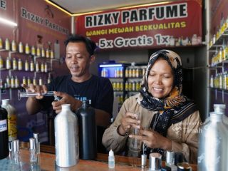 Meracik Aroma, Menumbuhkan Asa: Kisah Dewi Membesarkan Rizky Parfume Bersama PT TIMAH