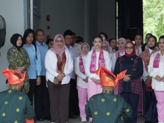 Produk karya warga binaan Rutan Batam curi perhatian Ibu Wakil Presiden dalam kunjungan kerja rangkaian Hari Anak di Kepulauan Riau.