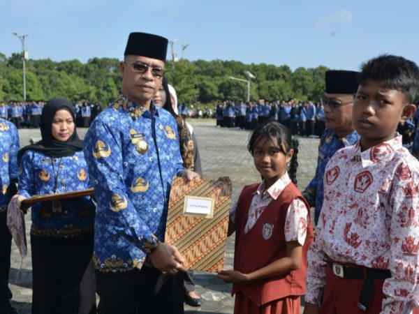Bupati Aneng Beri Penghargaan kepada Pelajar Berprestasi, Tegaskan Komitmen Membangun Generasi Unggul Anambas