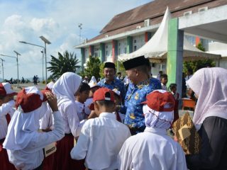 Bupati Aneng Beri Doorprize bagi Pelajar Berprestasi, Hari Anak Nasional Makin Semarak 
