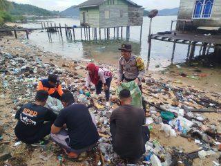 Polsek Jemaja dan Warga Bersihkan Pantai Teluk Kumbik, Wujudkan Gerakan Indonesia Asri