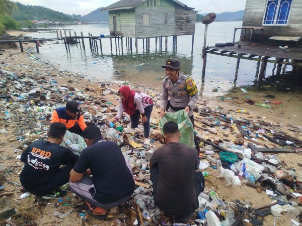 Polsek Jemaja dan Warga Bersihkan Pantai Teluk Kumbik, Wujudkan Gerakan Indonesia Asri
