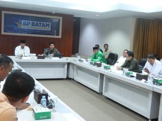 Pimpinan DPRD Kota Batam Hadiri Doa Syukuran Milad ke-58 Wali Kota Amsakar Achmad, Serahkan Cinderamata Karikatur