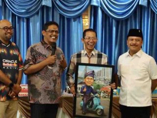 Pimpinan DPRD Kota Batam Hadiri Doa Syukuran Milad ke-58 Wali Kota Amsakar Achmad, Serahkan Cinderamata Karikatur