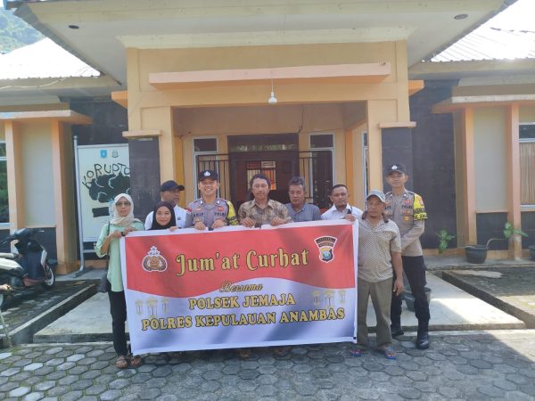 Jumat Curhat di Desa Landak, Polisi Tekankan Bahaya Narkotika dan Keselamatan Nelayan