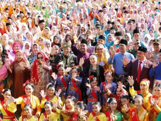 Program Prioritas Amsakar-Li Claudia, 52.835 Peserta Didik Baru Terima Seragam Gratis