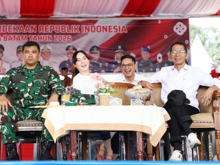 Jadi Inspektur Upacara HUT ke-81 RI, Amsakar Pimpin Pengibaran dan Li Claudia Penurunan Bendera