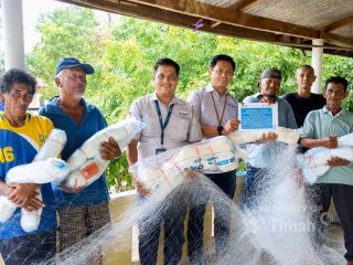 Tingkatkan Hasil Tangkapan Nelayan, PT TIMAH Serahkan Bantuan Jaring Ikan untuk Perkumpulan Nelayan Keluruhan Sawang