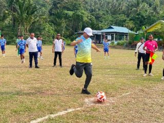 Tendangan Pertama Bupati Aneng Buka Turnamen Sepak Bola HUT Desa Candi ke-18