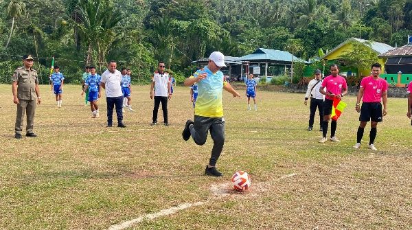 Tendangan Pertama Bupati Aneng Buka Turnamen Sepak Bola HUT Desa Candi ke-18
