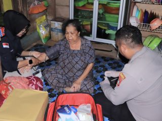 Kapolres Anambas Turun Langsung Sapa Warga Tiangau, Bagikan Bansos dan Buka Layanan Kesehatan