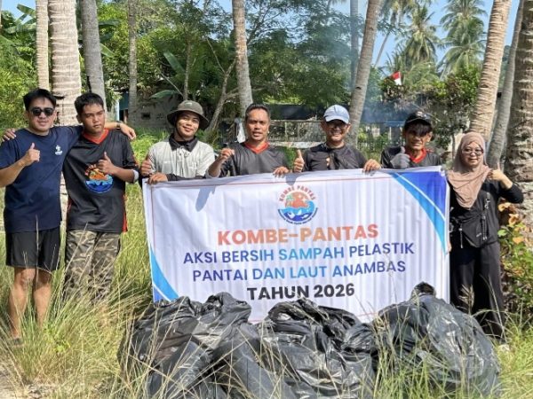 KOMBE-PANTAS Gelar Aksi Merdeka, Bersihkan Sampah Plastik di Pantai Pasir Manang Anambas