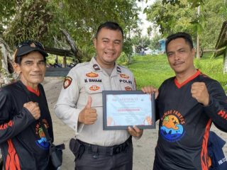 KOMBE-PANTAS Apresiasi Bang Jack, Bersihkan Pantai Flower Dolphin Pasir Manang