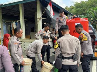 Polisi Hadir di Tengah Kekeringan, Warga Tanjung Momong dan Antang Terima Air Bersih