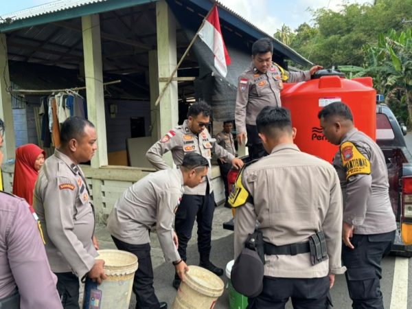 Polisi Hadir di Tengah Kekeringan, Warga Tanjung Momong dan Antang Terima Air Bersih