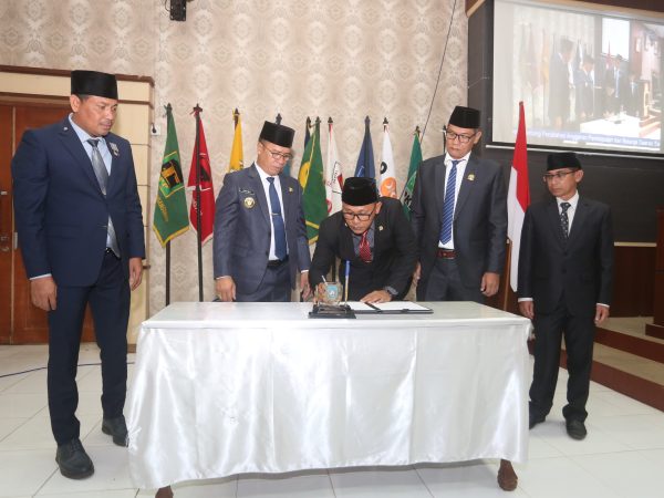 Rapat Paripurna, Wakil Ketua I DPRD Bersama Kepala Daerah Tandatangani Ranperda Perubahan APBD 2026