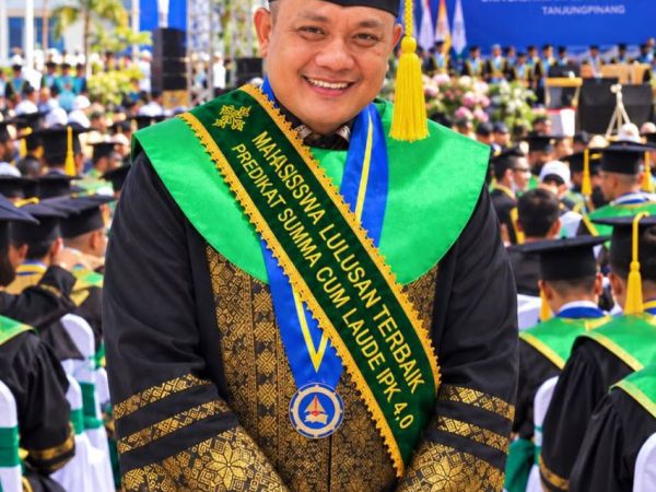 Dari Gedung DPRD ke Panggung Akademik, di Tengah Kesibukan Legislasi, Dasril Ukir Prestasi Langka Lulusan Terbaik Magister Ilmu Lingkungan IPK 4,00
