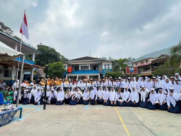 Bupati Aneng Serahkan Bantuan Perlengkapan Sekolah, Pemkab Anambas Alokasikan Rp5 Miliar per Tahun