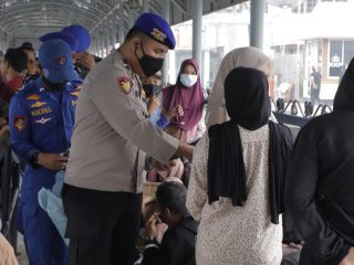 Jarak Pandang Cuma 1 Km! Polisi Bagikan Masker di Pelabuhan Dampak Kabut Asap di Anambas