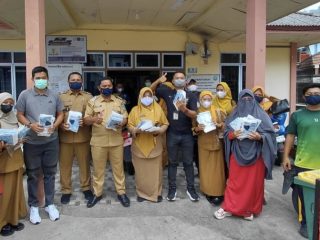 Kecamatan Siantan bersama Kelurahan Tarempa Bergerak, Bagikan 600 Masker kepada Warga