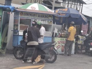 Sampai Kapan Dibiarkan? Warga Baloi Resah Gerobak PKL Sekitar Gardu PLN Ganggu Akses Jalan