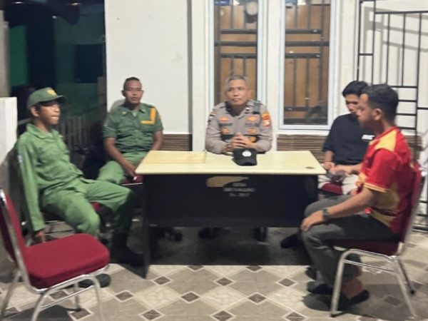 Jelang Pilkades Serentak, Polsek Siantan Hidupkan Satkamling dan Ajak Warga Jaga Persaudaraan