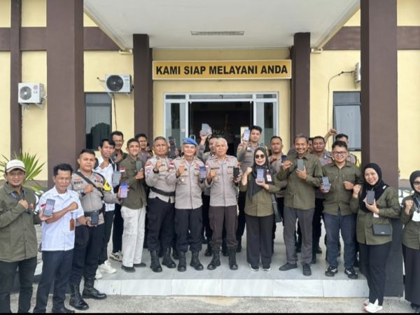 Tak Sekadar Jaga Kamtibmas, Bhabinkamtibmas Anambas Bantu Warga Akses Layanan Sosial