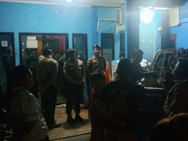 Jaga Keamanan dan Ketertiban, Polres Anambas dan Lanal Tarempa Siaga di Kantor PLN