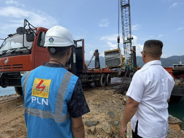 Mesin PLTD Tiba, Aneng Perkuat Keandalan Listrik Anambas